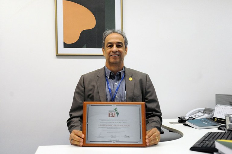 Servidor do Senado ganha título de Doutor Honoris Causa em Gestão Pública